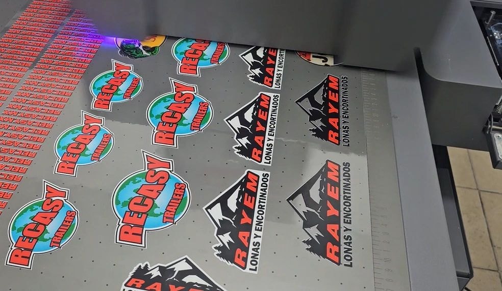Impresión UV DTF stickers y branding